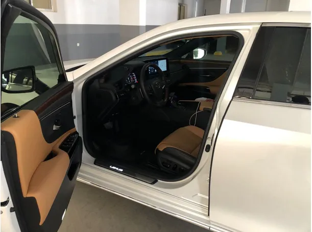 Car image 11