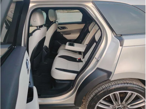 Car image 16