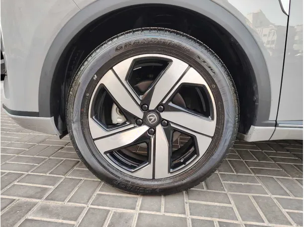 Car image 9