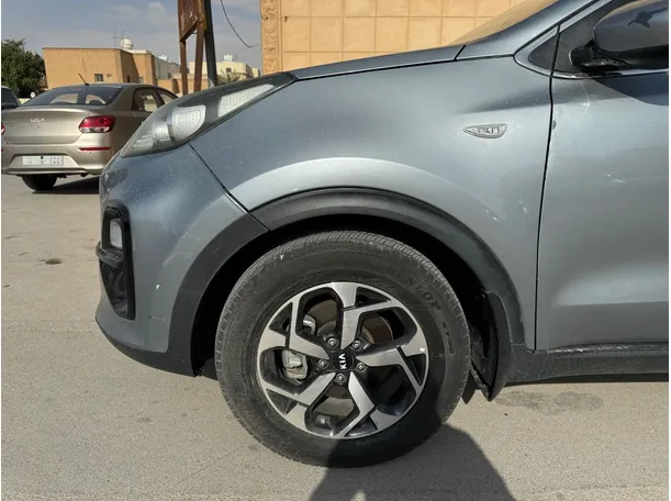 Car image 9