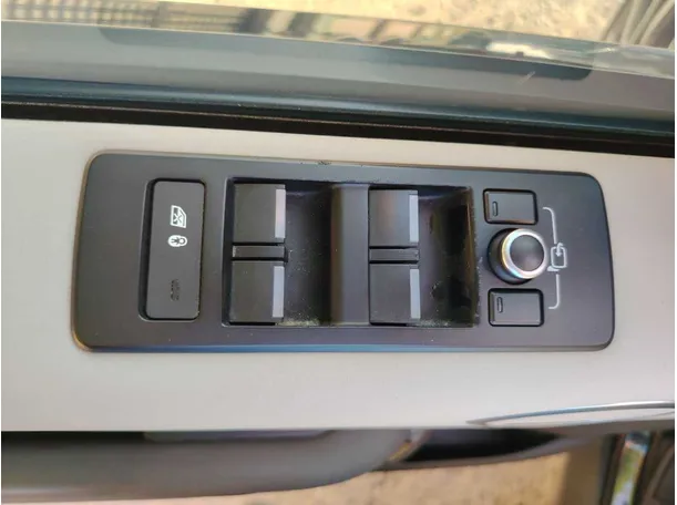 Car image 34