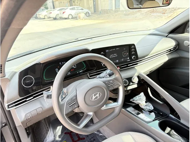 Car image 12