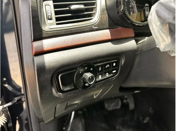 Car image 28