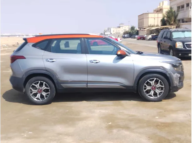 Car image 4