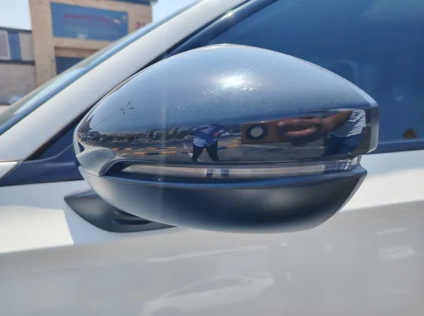 Car image 30