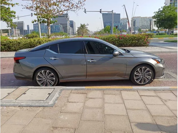 Car image 8
