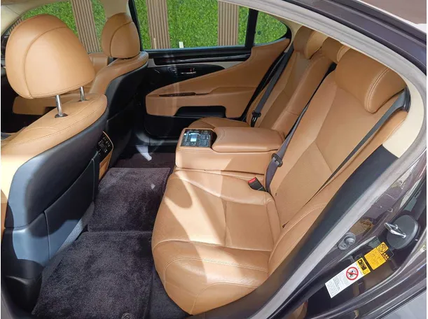 Car image 19