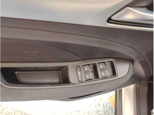 Car image 37