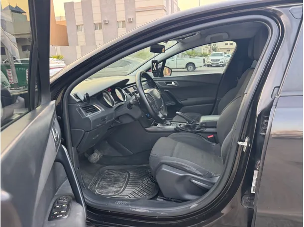 Car image 12