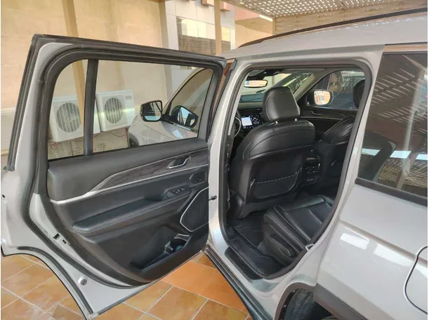 Car image 17
