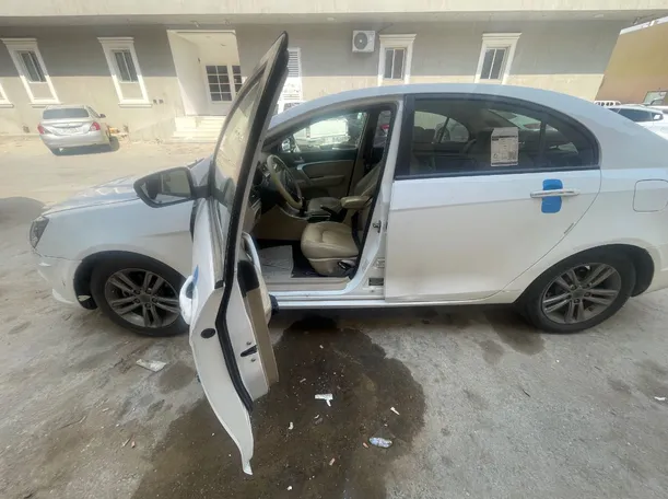 Car image 12