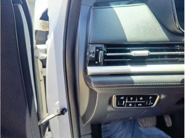 Car image 37