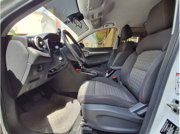 Car image 12