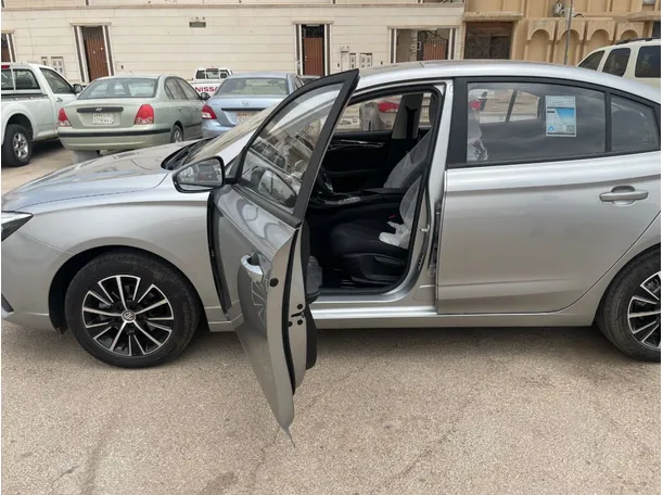 Car image 13
