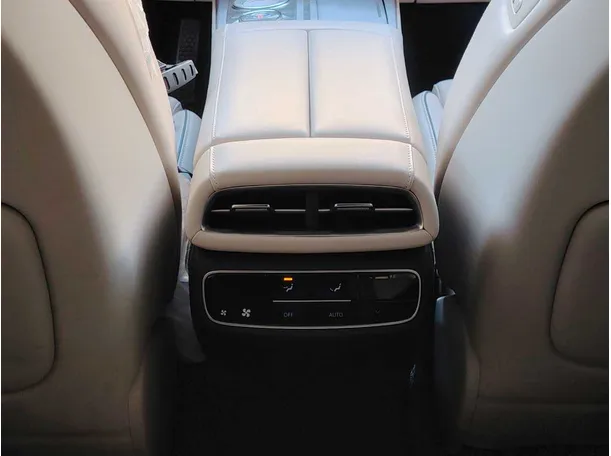 Car image 32