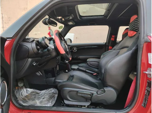 Car image 14