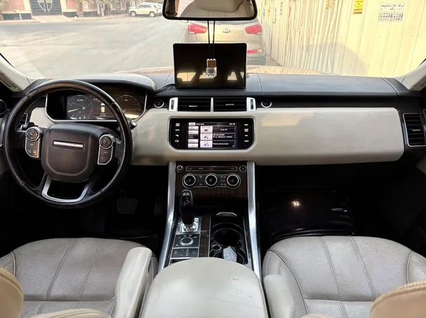 Car image 19
