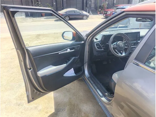 Car image 12