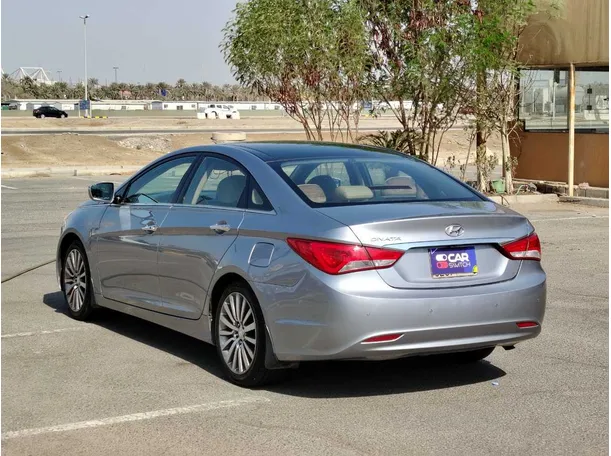Car image 7