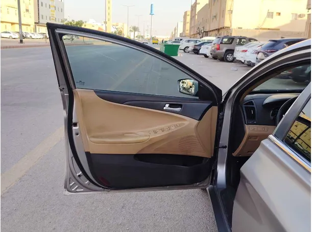 Car image 11
