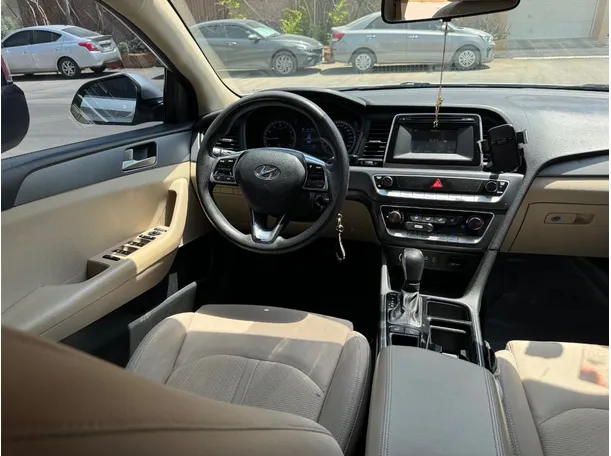 Car image 17