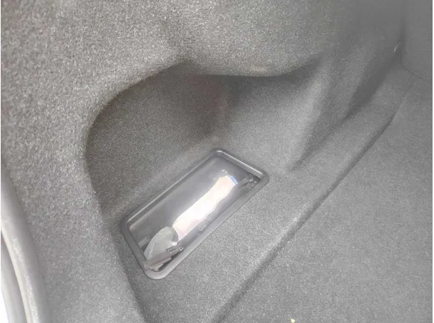Car image 30