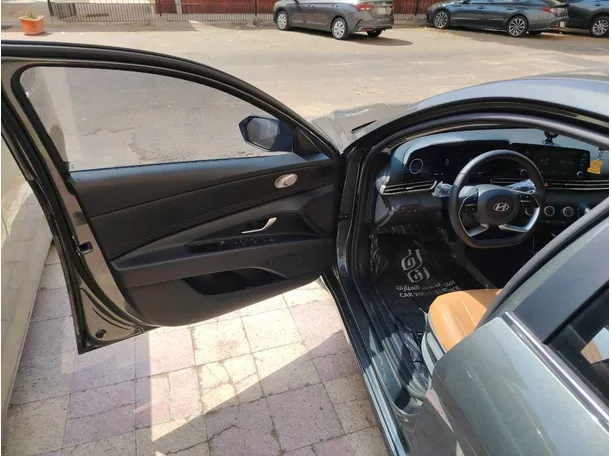 Car image 12