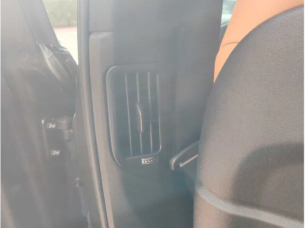 Car image 32