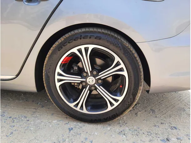 Car image 9