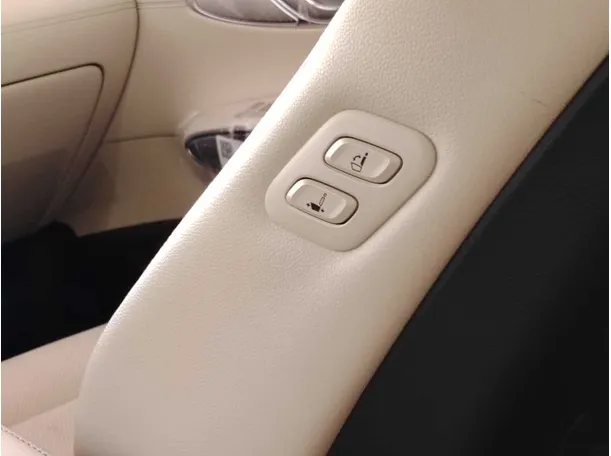 Car image 32