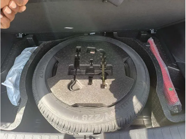 Car image 18
