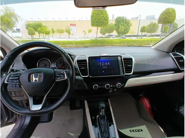 Car image 14