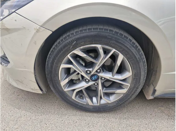 Car image 10