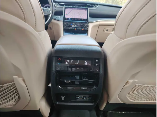 Car image 24