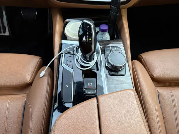 Car image 19