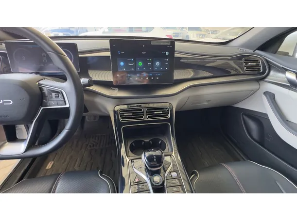 Car image 12