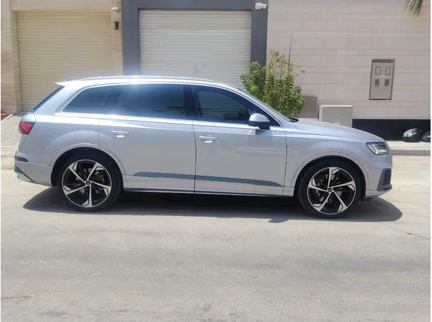 Car image 4