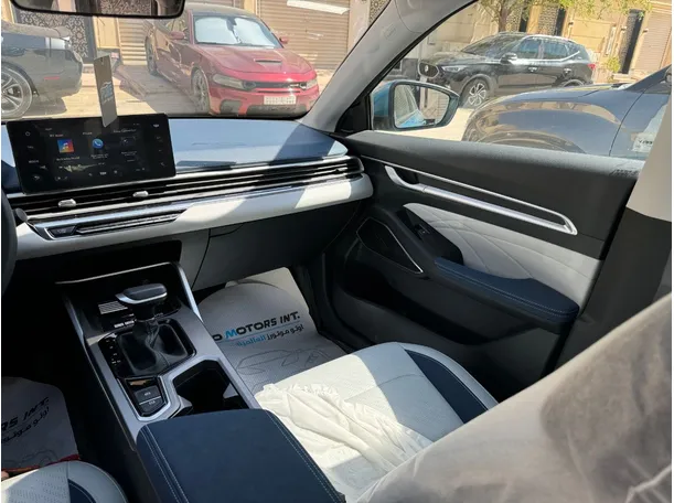 Car image 15