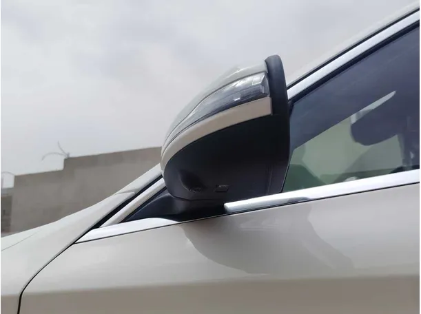 Car image 30
