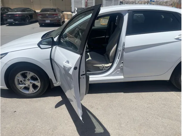 Car image 12