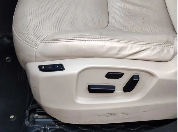 Car image 30
