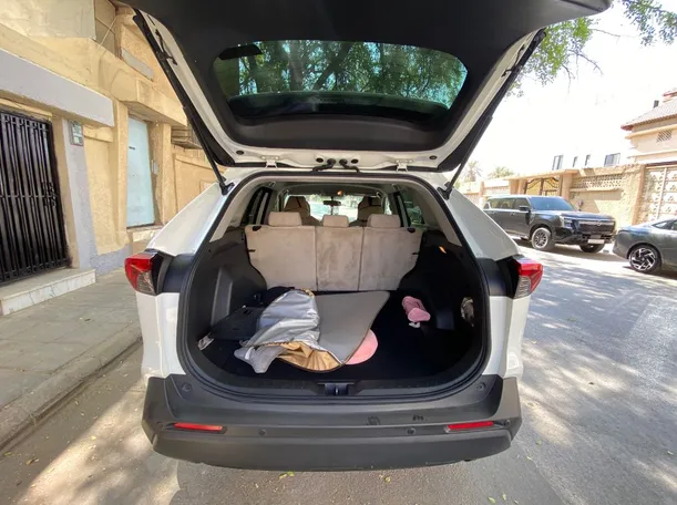 Car image 19