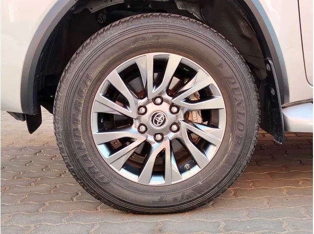 Car image 10