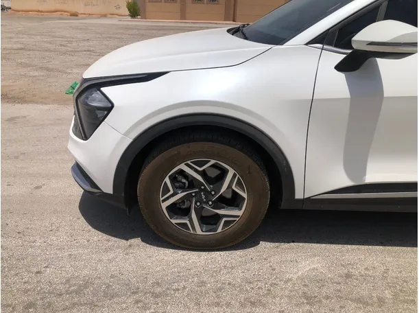 Car image 9