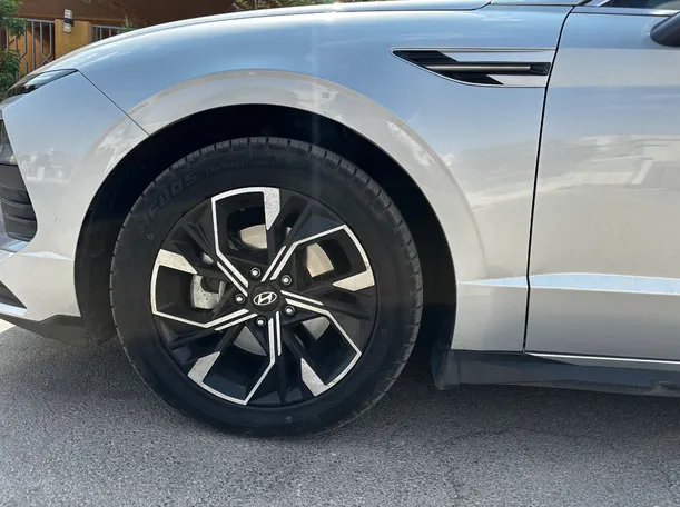 Car image 9