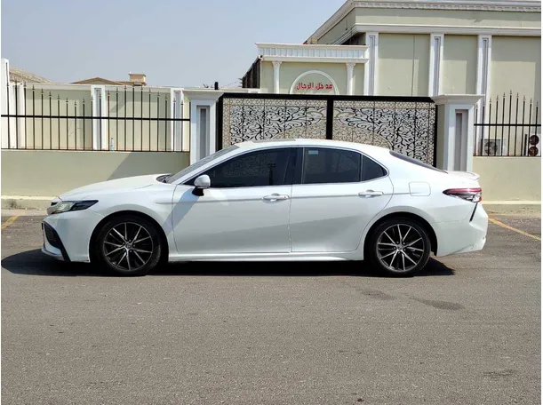 Car image 8
