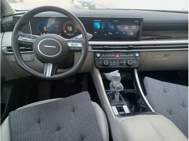 Car image 16