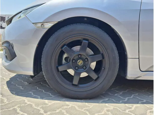 Car image 9