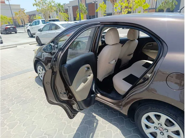 Car image 14
