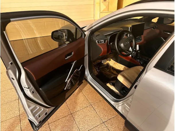 Car image 10